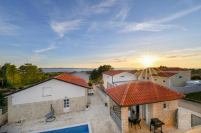 Crowonder Villa Smile with Swimming Pool and Stone Backyard
